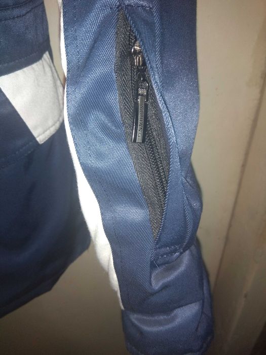 теплая фирменная  куртка, на рост 170-180 размер на вороте 48