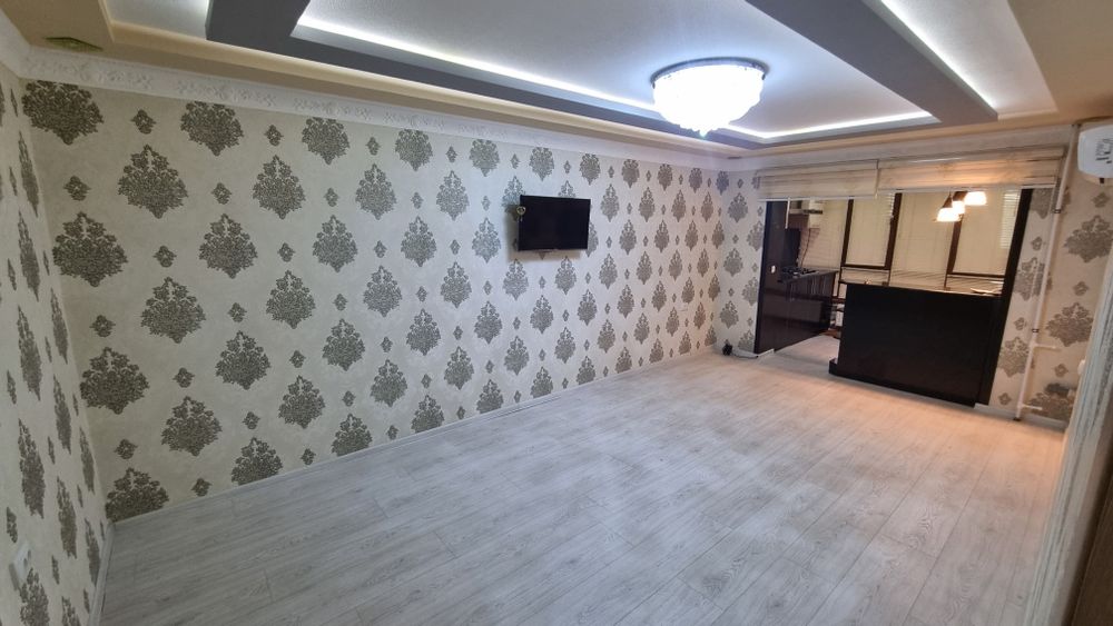 Вокзалда бозорни тугрисида 2 хоналик квартира сотилади, 3 этаж уртада.