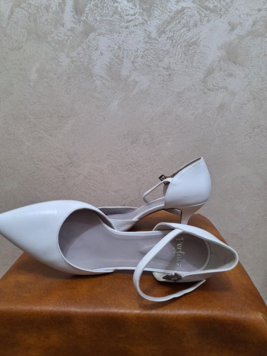 Бели елегантни токчета