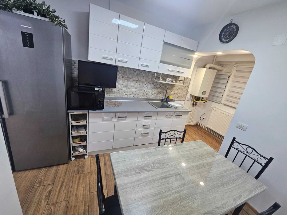 Închiriez apartament 3 camere, ultracentral, recent renovat si mobilat