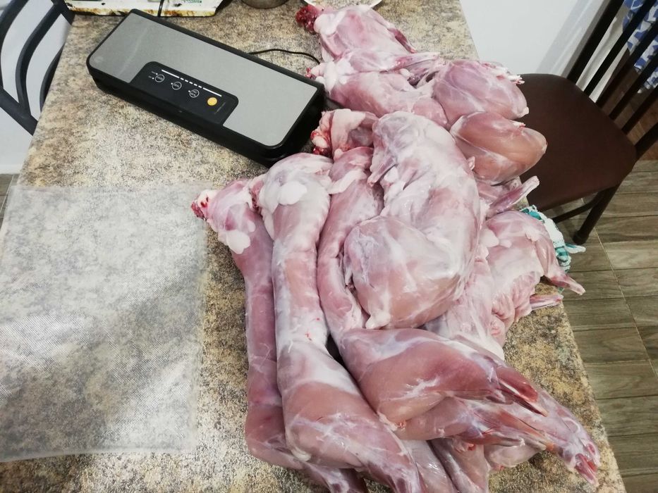 Мясо кролика домашнее.