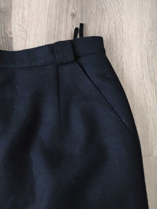 Черна вълнена пола