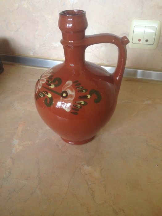 Глинена рисурана стомна