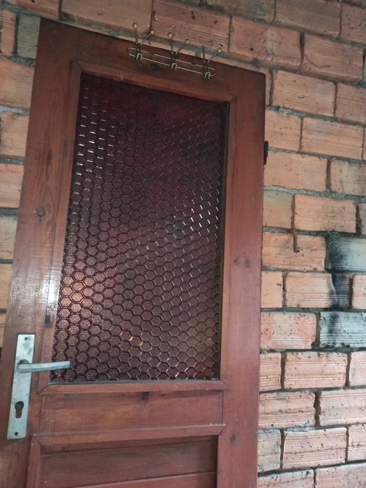 Дървена врата със стъклено прозорче