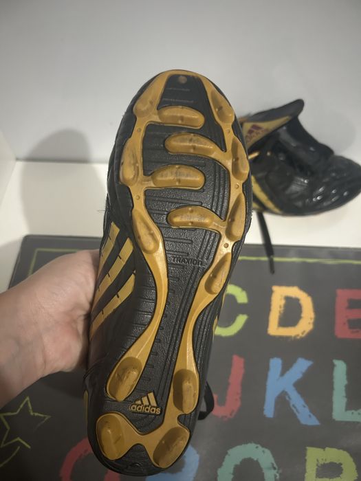 Adidasi de fotbal Adidas .