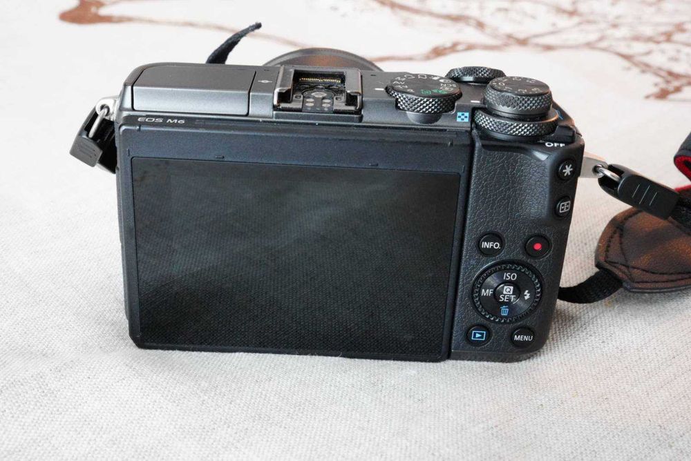 Kit Aparat foto mirrorless Canon EOS M6 24mp + obiectiv EF-M 15-45mm F/3.5-6.3 IS STM