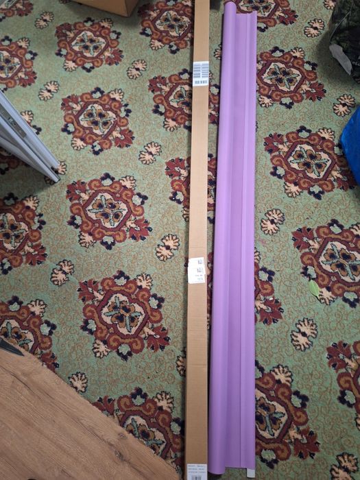 Aceasta este o jaluzea rulou textil simplu, semi-opac, de culoare mov.