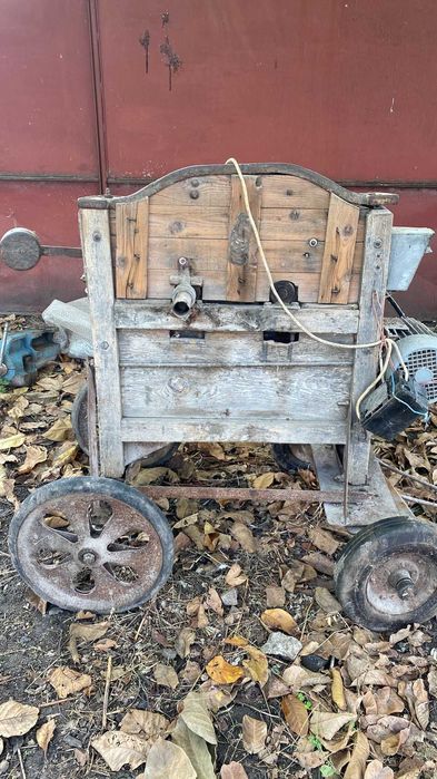 Vând masina de batut porumb germană