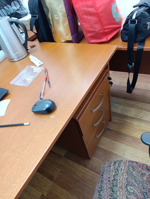 Стол письменный с тумбой продаем