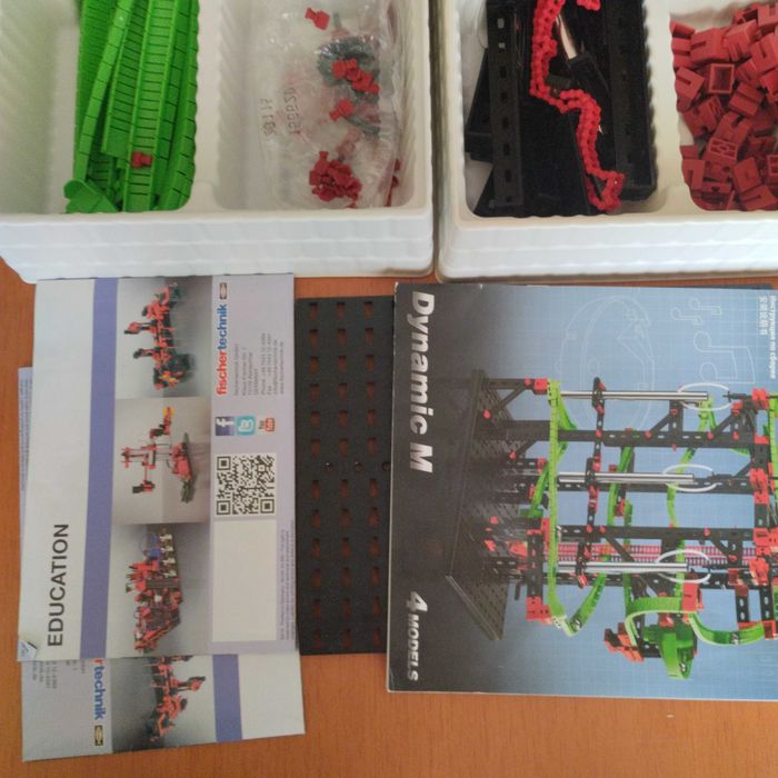 Конструктор "Fischer Technik" за сглобяване на писти с топчета.