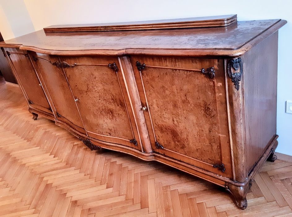 Масивен бюфет от орех