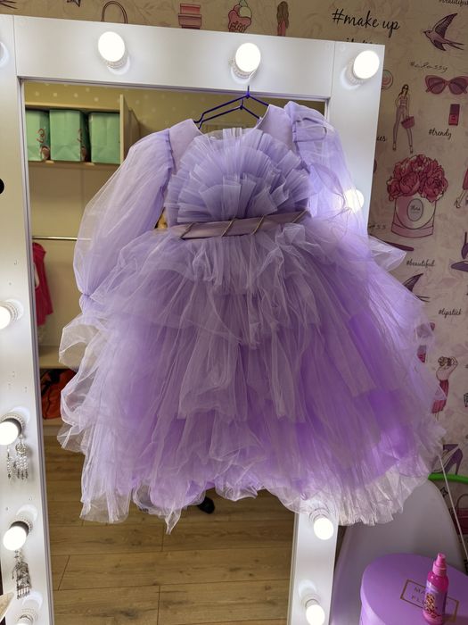 Нарядное эффектное платье на девочку