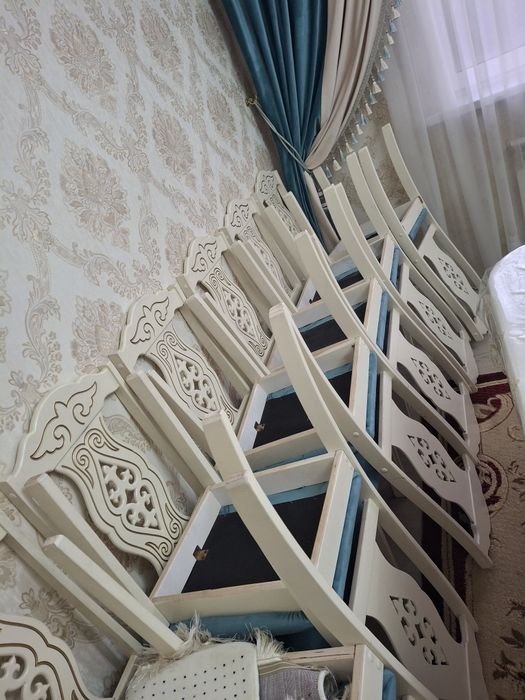 Стол орындықтарымен бірге