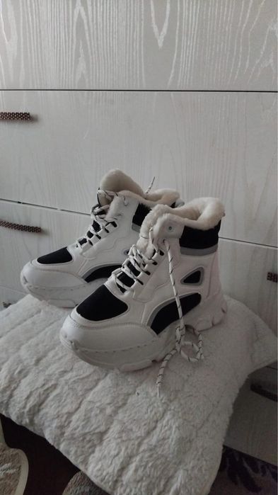 Продам кроссовки