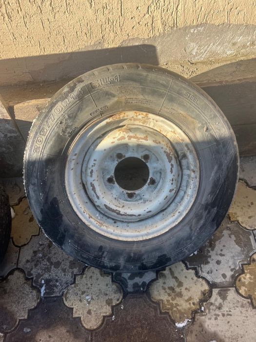 Продам шины с дисками 205/70 r14