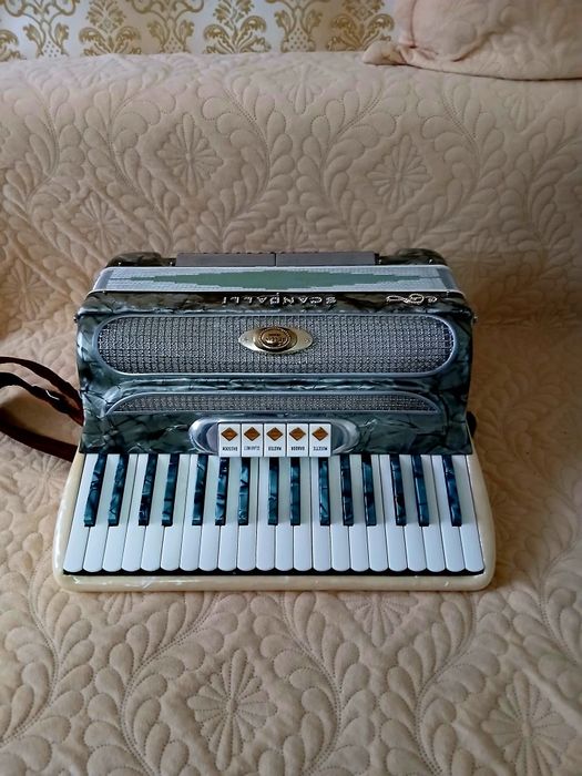 Vând acordeon Scandalli 80 de basi