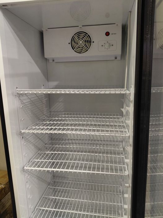 Продам витринный  холодильник