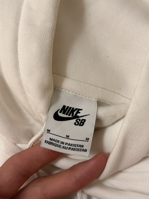 Бял Nike SB суичър не е обличан и веднъж!