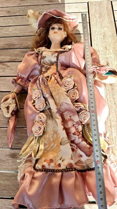 КРАСИВА Порцеланова кукла, Франция