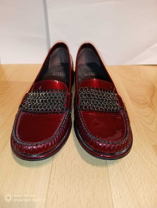 Mocasini Stuart Weitzman din Piele Lăcuită Roșie cu Lanț - 36