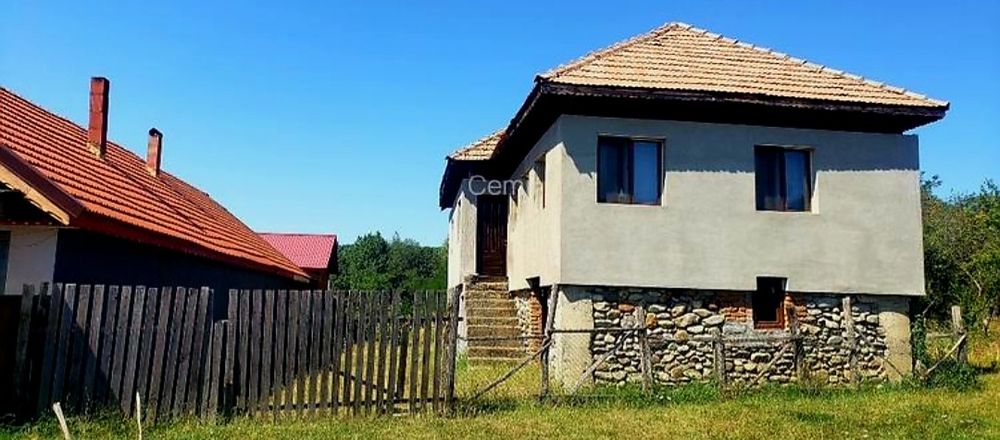 Vând casa aproape de oraș.