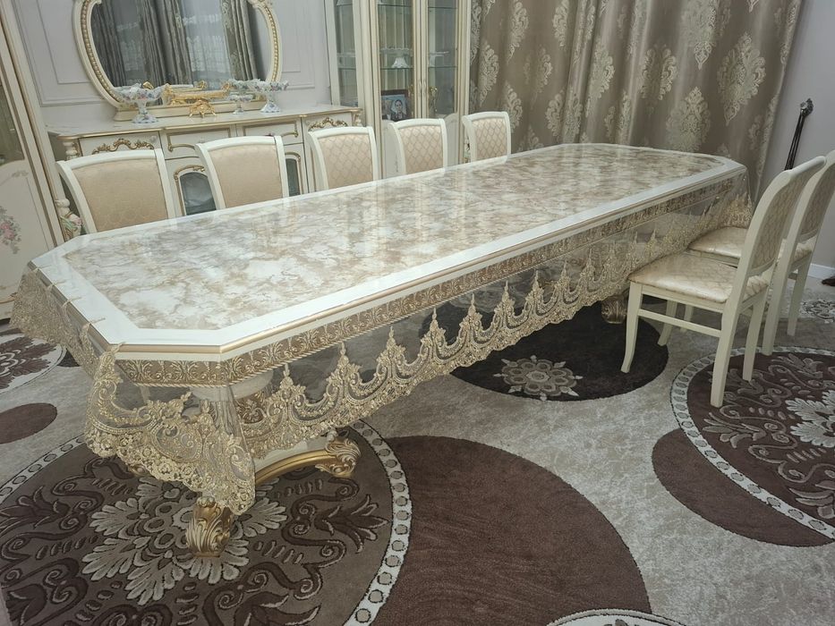 Стол со стульями