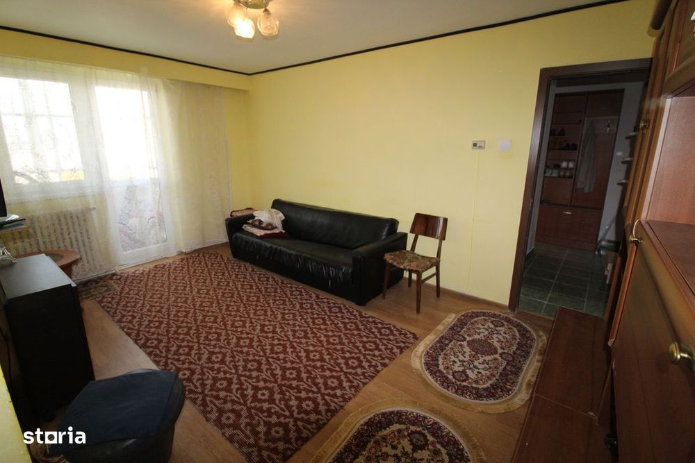Vând apartament cu 3 camere în Hunedoara, Micro6-Str.Batiz, etaj 3...