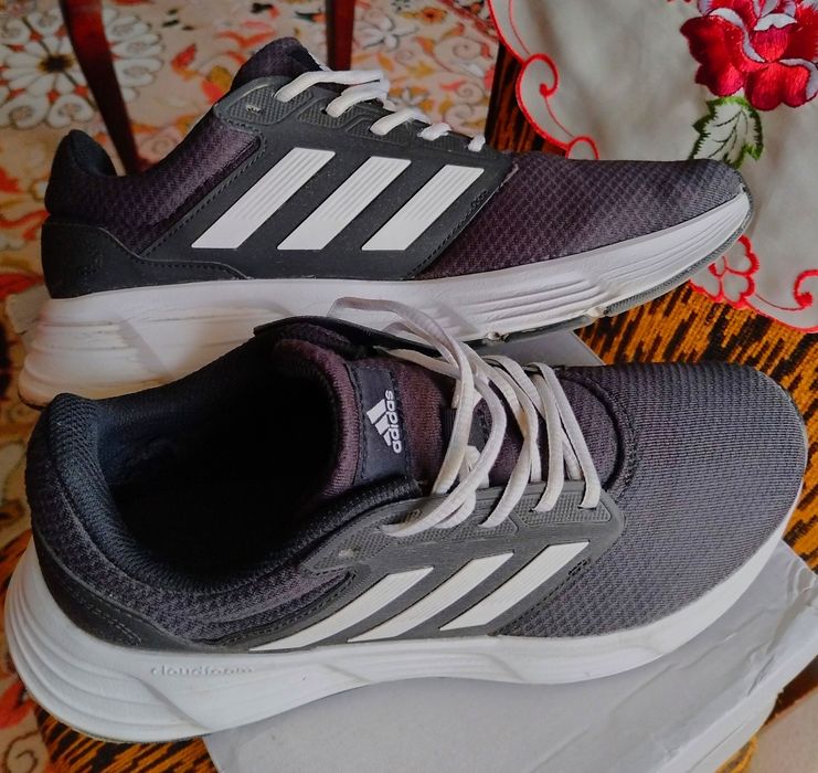 Pantofi sport Adidas, Nr. 43.