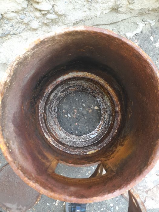 Chugun (chuyan) pechka yahshi holatda.