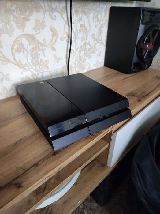 Продам PS4 FAT 500 GB в комплекте за 95000