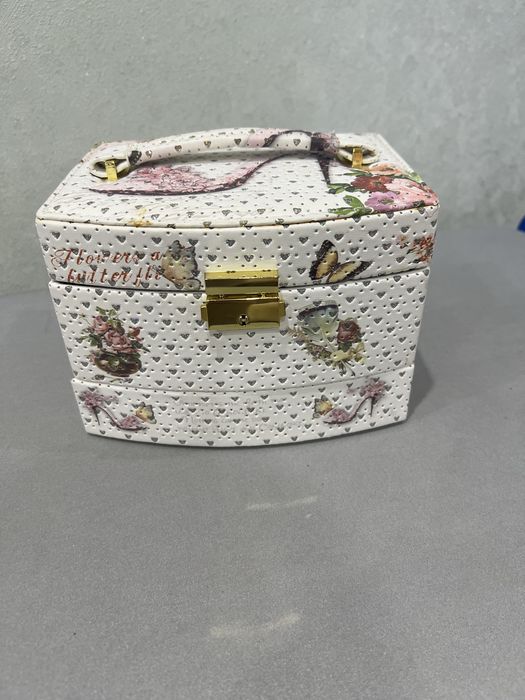 Шкатулка для украшении