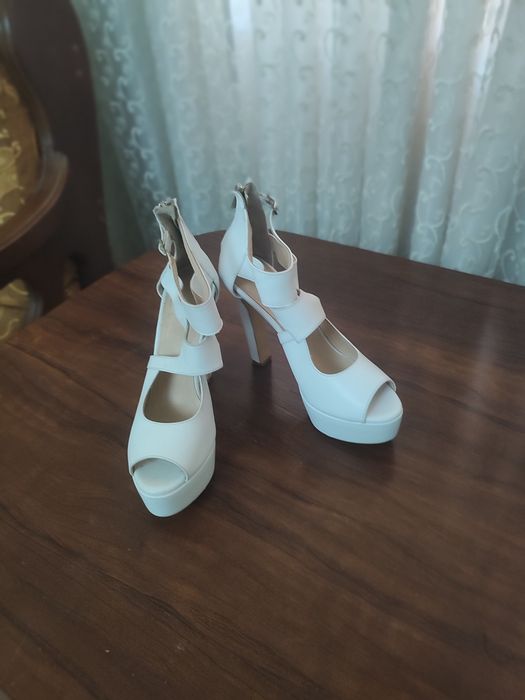 Женская обувь белого цвета