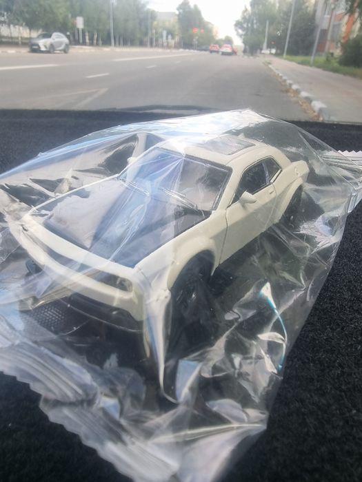 Продам машинку dodge challenger новая