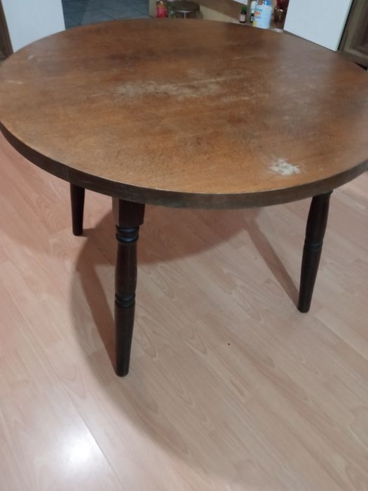 Продавам  кръгла трапезна маса