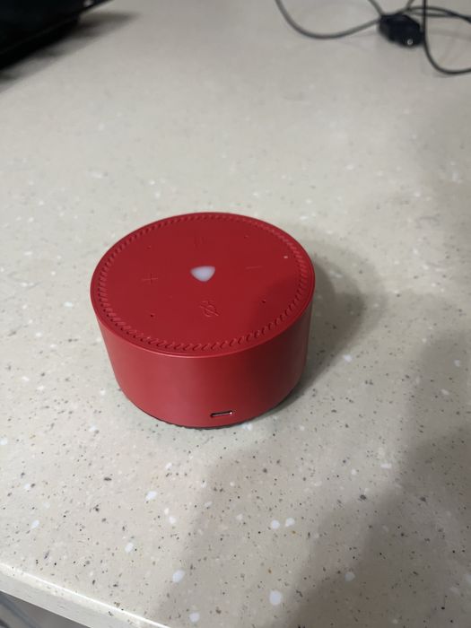 Yandex Alisa Lite qizil rangida