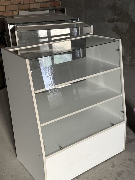 Витрины и холодильник для магазина