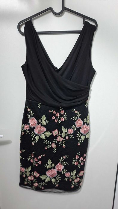 Ликвидация-Елегантна черна рокля с цветна бродерия – LIPSY London