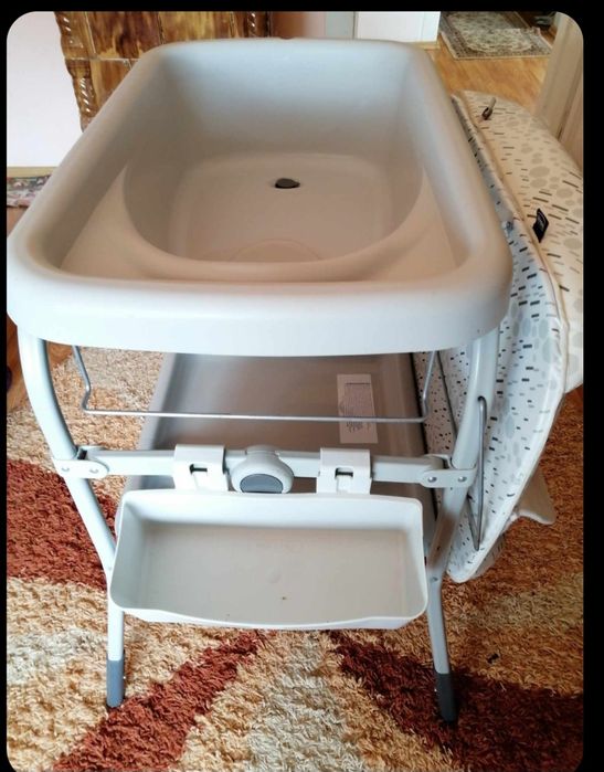 Vând masa de schimbat/înfasat bebe +cadita