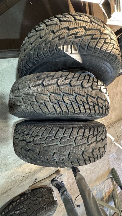 Продам на внедорожник резину с дисками