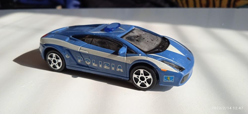 Продавам метални автомобили Burago.