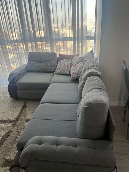 Угловой диван с подушками