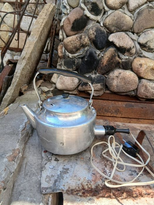 Стар работещ Руски електрически чайник