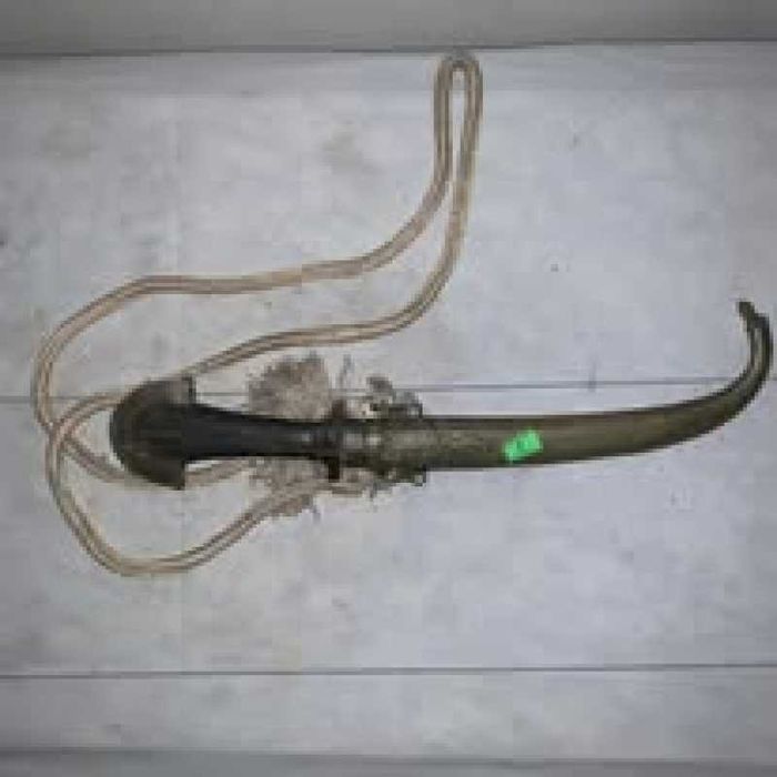 Cutit cu teaca din alama cu tenta arabeasca