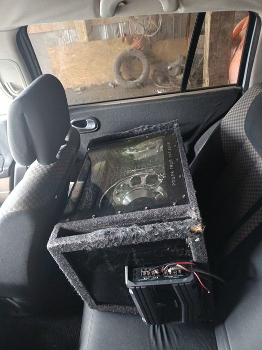 Vind subwoofar auto hifonix in stare f buna de funcționare se aude f o