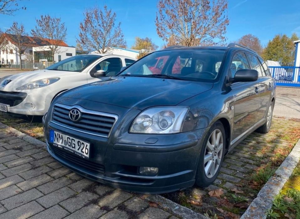Dezmembrez Toyota Avensis 2.0 116 cp 2005