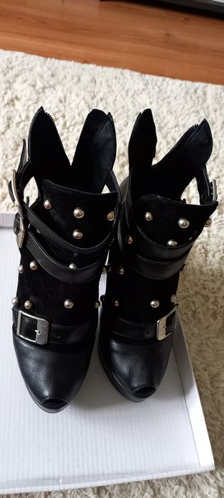 Vând sandale tip botine superbe nr34