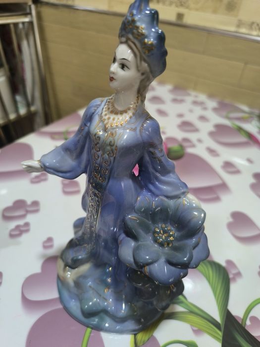 Фарфоровая статуэтка.