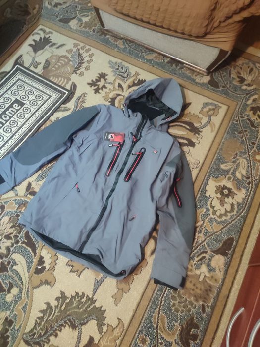 Jacheta anti ploaie și vant