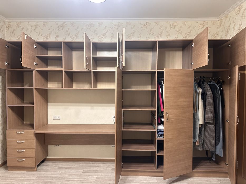 Продам шкаф, стол, комплект