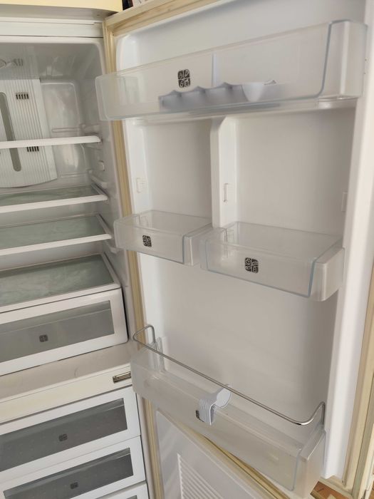 Хладилник с фризер Samsung